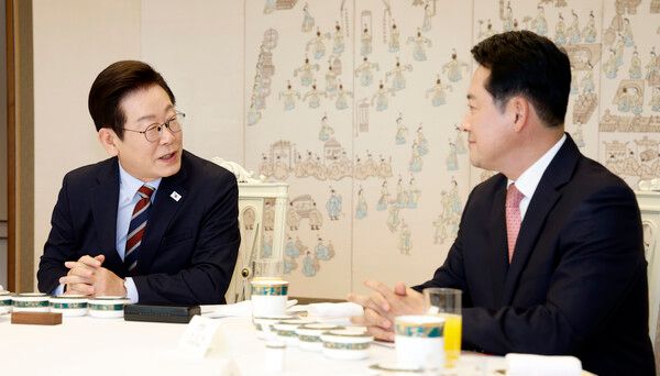이재명&nbsp;대통령이 지난해 9월 8일 용산 대통령실에서 열린 여야 지도부 오찬 회동에서 국민의힘&nbsp;장동혁&nbsp;대표와 대화하고 있다. 이 대통령과 장 대표의 만남은 이 때가 마지막이다. [사진=연합뉴스]