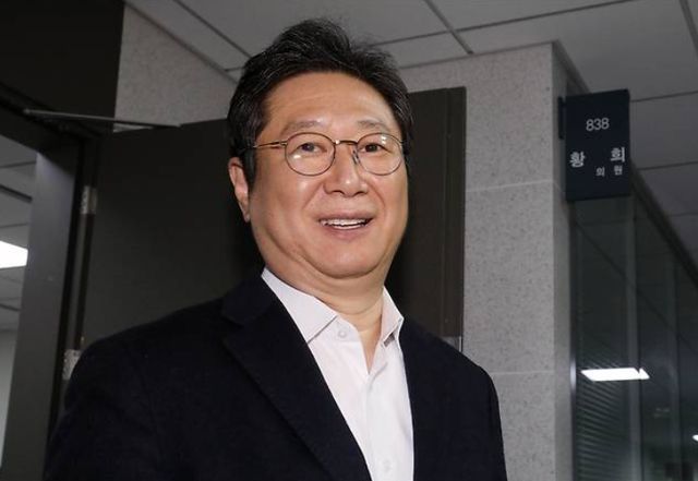 노무현 정부 청와대 행정관 출신인 황희 더불어민주당 전 의원은 문재인 정부에서 문체부 장관을 지낸 3선 의원으로 친문 인사다. 황 의원은 6.3 지방선거 전략공천관리위원장으로 임명됐다. [사진=연합뉴스]