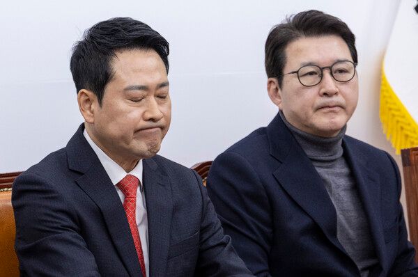 국민의힘&nbsp;장동혁&nbsp;대표가 12일 국회에서 열린 최고위원회의에서&nbsp;이재명&nbsp;대통령, 더불어민주당 정청래 대표와의 오찬에 불참해 달라는 최고위원들의 요청을 받아들여 재고하겠다는 의사를 밝힌 뒤 굳은 표정을 짓고 있다. [사진=연합뉴스]