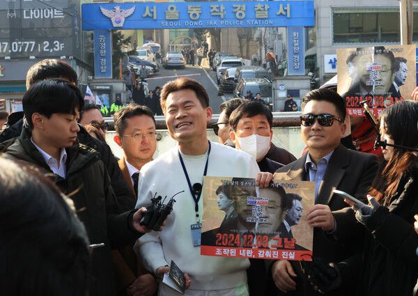 &nbsp;전 한국사 강사&nbsp;전한길씨가 이재명 대통령 명예훼손 혐의로 조사를 받기 위해 12일 서울 동작경찰서로 출석했다. 조사에 앞서 경찰서 주변에서 기자회견을 하고 있다.[사진=연합뉴스]