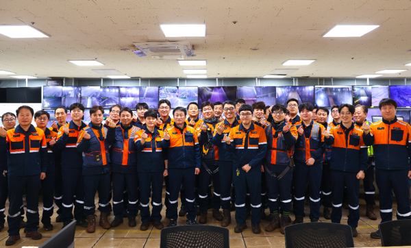 박남식 포항제철소장과 제선부 직원들의 단체 사진 / 사진=포스코