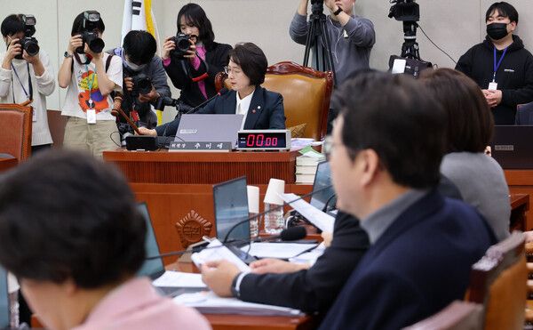 추미애&nbsp;법사위원장이 11일 국회에서 열린 법제사법위원회 전체회의에서 의사봉을 두드리고 있다. [사진=연합뉴스]