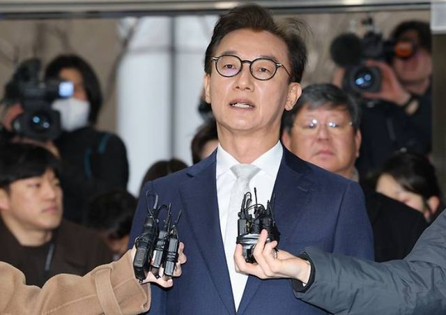 '친문' 전재수 전 해양수산부 장관이 '통일교 비리 의혹'으로 장관직에서는 물러났으나 부산시장 후보군에서 가장 높은 지지를 얻고 있다.&nbsp; [사진=공동취재]