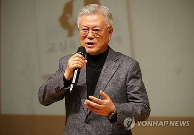 문재인 전 대통령이 지난달 17일 대전 서구 배재대 21세기관에서 열린 문 전 대통령 동서 김한수 전 배재대 부총장의 '교실을 교실답게' 출판기념회에 참석해 인사말을 하고 있다. 2026.1.17 [사진=연합뉴스]