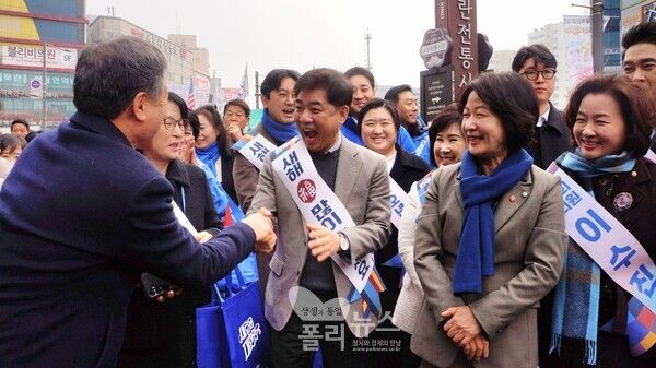 14일 모란시장 입구에서 설 인사를 하는 중 시민과 만난 김병욱 전 청와대 정무비서관. [사진=박비주안 기자]