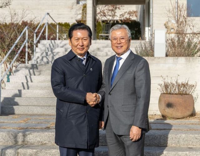 정청래 더불어민주당 대표와 민주당 주요당직자들이 올해 1월1일 경남 양산 평산마을 문재인 전 대통령 사저를 찾아 '신년 인사'를 하고 덕담을 나누었다. [사진=더불어민주당 제공]