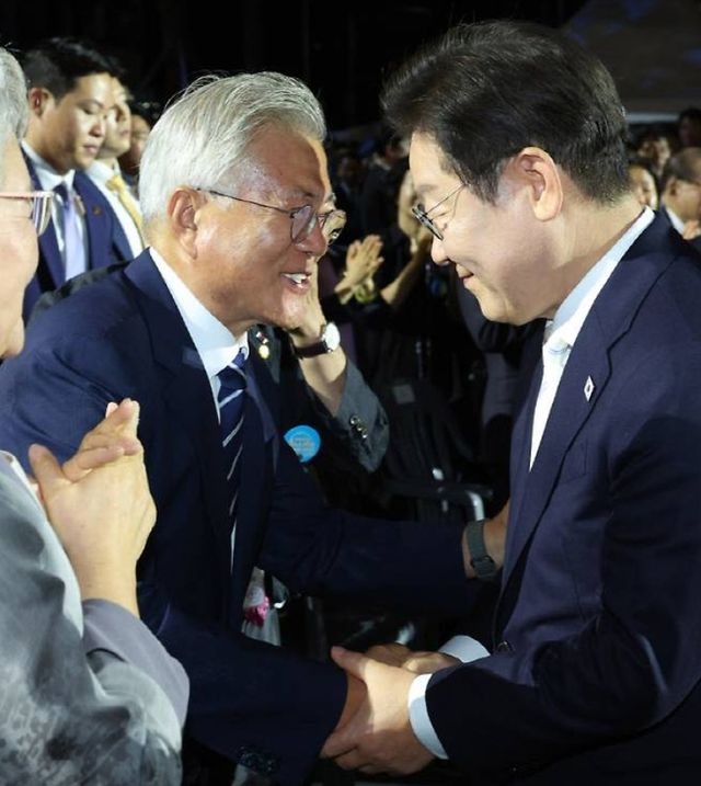 이재명 대통령 집권 후 2025년 8월15일 서울 광화문 광장에서 열린 21대 대통령 국민임명식에서 이 대통령과 문재인 전 대통령이 인사하고 있다&nbsp; [사진=연합뉴스]