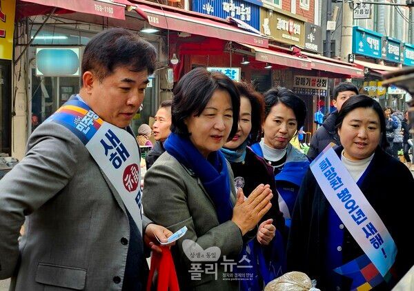 14일 성남시 모란시장을 찾아 장을 보며 현장민심을 청취한 더불어민주당 추미애 법사위원장과 김병욱 전 청와대 정무비서관(좌), 이수진 (성남 중원) 국회의원. [사진=박비주안 기자]