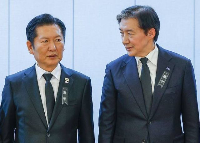 지난 1월 27일 서울 종로구 서울대학교병원 장례식장에 마련된 이해찬 전 국무총리의 빈소에서 정청래 더불어민주당 대표와 조국 조국혁신당 대표가 조문객을 맞이하고 있다. '정청래-조국 합당' 추진 배경에는 '친문계'와 연대가 있다. [사진=사진공동취재단]