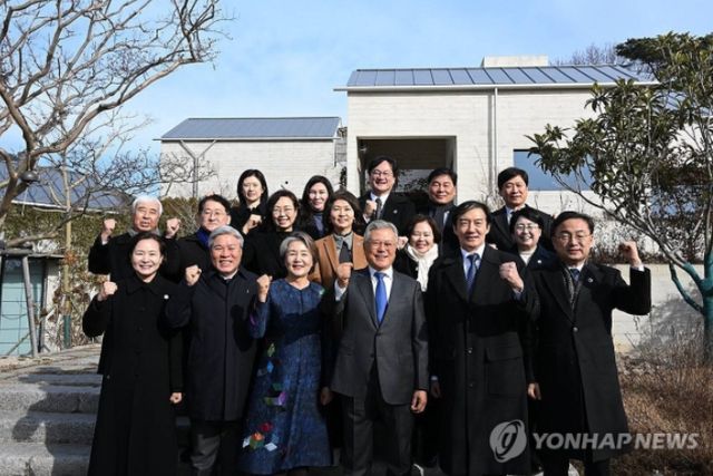 조국혁신당 조국 대표와 서왕진 원내대표 등 혁신당 주요당직자들이 새해 첫날인 1월1일 경남 양산 평산마을에서 문재인 전 대통령을 예방, 기념 촬영하고 있다. 2026.1.1 [사진=연합뉴스]