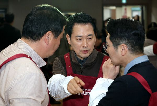 민의힘&nbsp;장동혁&nbsp;대표(가운데)가 13일 서울 중구 중림종합사회복지관에서 설맞이 배식 봉사활동에 앞서 정의용 사무총장(왼쪽), 박준태 의원과 대화하고 있다. [사진=연합뉴스]