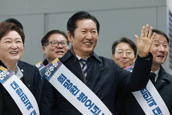 더불어민주당&nbsp;정청래&nbsp;대표와 한병도 원내대표를 비롯한 지도부가 13일 서울 용산역에서 귀성 인사를 하고 있다. [사진=연합뉴스]