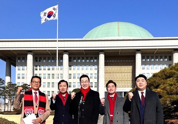 지난 16일&nbsp;국회에서 기자회견을 열고 있는&nbsp;청년 및 정치신인&nbsp;지방자치단체장&nbsp;출마예정자들 / 사진=박대기 국민의힘 포항시장 출마예정자