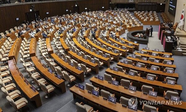 여당인 더불어민주당이 오는 24일부터 매주 본회의를 열고 민생법안과 행정통합3법, 사법개혁3법 등 주요 법안을 처리한다는 방침을 밝혔다 [사진=연합뉴스]