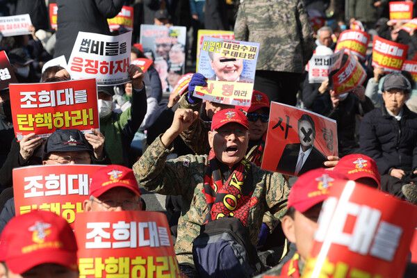 &nbsp;12·3 비상계엄과 관련해 내란 우두머리 혐의로 기소된&nbsp;윤석열&nbsp;전 대통령에 대한 1심 선고가 열린 19일 서울중앙지법 인근에서 촛불행동 관계자들이 유죄 촉구 집회를 하고 있다. [사진=연합뉴스]
