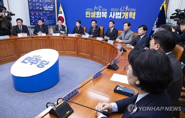 법원이 내란 우두머리 혐의로 기소된 윤석열 전 대통령에 대해 1심에서 무기징역을 선고한 19일 더불어민주당 정청래 대표가 최고위원들과 선고 중계방송을 지켜본 뒤 국회에서 열린 최고위원회의에 참석해 재판부에서 선고한 윤 전 대통령의 형량에 대해 유감 표명을 하고 있다. [사진=연합뉴스]