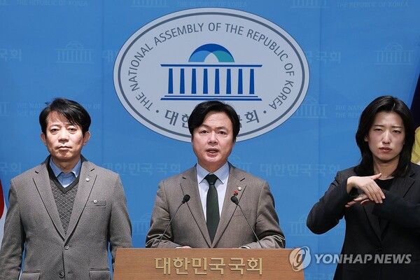 국회 정무위원회 여당 간사인 더불어민주당 강준현 의원과&nbsp;김현정&nbsp;의원 등 민주당 정무위원들이 10일 국회 소통관에서 부동산감독원법 발의 기자회견을 하고 있다. [사진=연합뉴스]