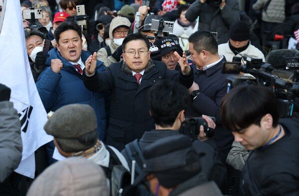 황교안 전 국무총리가 19일 서초구 서울중앙지방법원 앞에서 열린&nbsp;윤석열&nbsp;전 대통령 지지자 집회에 참석해 구호를 외치고 있다. [사진=연합뉴스]