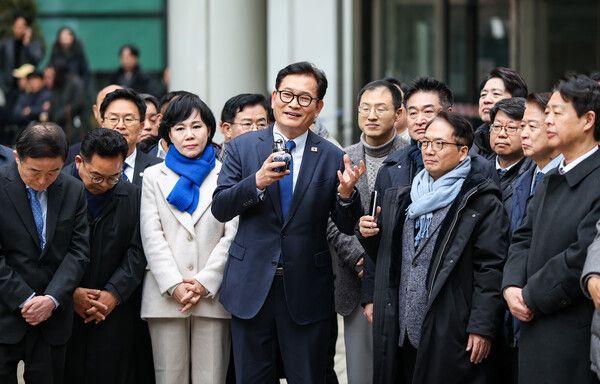 더불어민주당 전당대회 '돈봉투 살포' 의혹과 불법 정치자금 수수 혐의로 재판에 넘겨진 소나무당&nbsp;송영길&nbsp;대표가 13일 서초구 서울고등법원에서 열린 2심 선고 공판에서 무죄를 선고 받은 뒤 더불어민주당 의원들과 법원 청사 앞에 서서 입장을 밝히고 있다. [사진=소나무당 제공. 재판매 및 DB 금지]