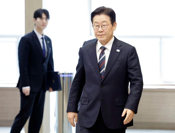 &nbsp;이재명&nbsp;대통령이 19일 청와대에서 수석보좌관회의에 입장하고 있다. [사진=연합뉴스]