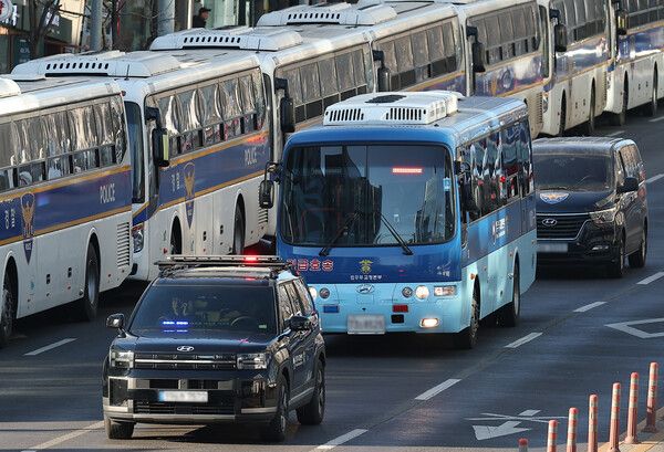&nbsp;윤석열&nbsp;전 대통령을 태운 호송차가 19일 서초구 서울중앙지방법원에서 열린 12·3 비상계엄 관련 내란 우두머리 혐의 1심 선고공판 뒤 법원을 떠나 구치소로 돌아가고 있다.[사진=연합뉴스]