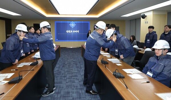 김보현 대표(왼쪽)와 심상철 노동조합 위원장이 신입사원에게 안전모를 씌워주고 있다.사진=대우건설