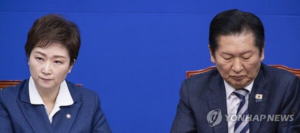 더불어민주당 정청래 대표(오른쪽)와 이언주 최고위원이 2일 국회에서 열린 최고위원회의 도중 굳은 표정을 짓고 있다.[사진=연합뉴스]