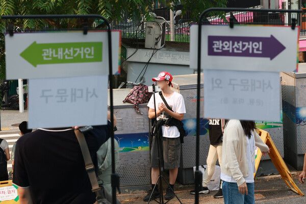 &nbsp;21대 대통령 선거 사전투표 둘째날인 지난해 5월30일 서울 서대문구 구 신촌동주민센터에 마련된 신촌동사전투표소에서&nbsp;부정선거를 주장하는 시민들이 스마트폰으로 영상을 촬영하고 있다. [사진=연합뉴스]