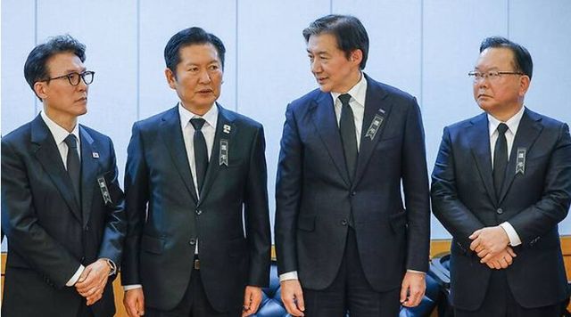 지난 1월27일 서울 종로구 서울대학교병원 장례식장에 마련된 이해찬 전 국무총리의 빈소에서 김민석 국무총리(왼쪽부터), 더불어민주당 정청래 대표, 조국혁신당 조국 대표, 김부겸 전 국무총리가 조문객을 맞이하고 있다. 2026.1.27 [사진=사진공동취재단]