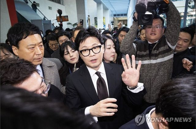 &nbsp;국민의힘에서 제명된 한동훈 전 대표가 지난달 29일 제명 결정과 관련해 입장 발표를 마친 후 국회 소통관을 나서고 있다. 2026.1.29 [사진=공동취재]