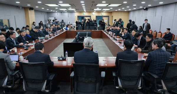 더불어민주당 초선 의원 모임인 더민초 대표 이재강 의원 등 소속 의원들이 2일 국회의원회관에서 민주당과 조국혁신당의 합당과 관련한 간담회를 하고 있다. [사진=연합뉴스]