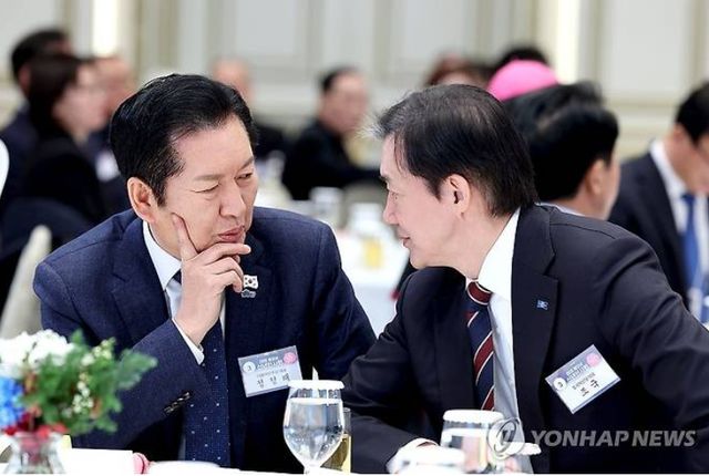 더불어민주당 정청래 대표와 조국혁신당 조국 대표가 2일 청와대 영빈관에서 이재명 대통령과 김혜경 여사가 참석한 가운데 열린 2026년 신년 인사회에서 대화하고 있다. 2026.1.2 [사진=연합뉴스]