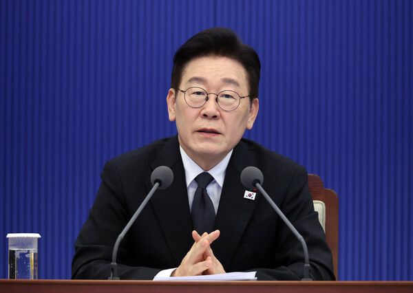 이재명&nbsp;대통령이 29일 청와대에서 열린 수석보좌관회의에서 발언하고 있다. [사진=연합뉴스]