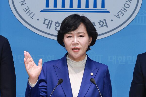 더불어민주당 전현희 의원이 2일 국회 소통관에서 서울시장 출마를 선언하며 동대문디자인플라자(DDP) 자리에 서울 돔 아레나를 조성하겠다는 공약을 발표하고 있다. [사진=연합뉴스]