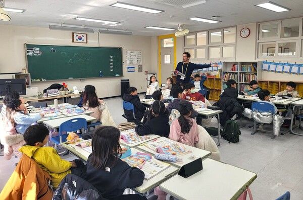 포스코 '키즈 잉글리시 캠프'에 참여한 직원 자녀들이 수업을 듣고 있다. / 사진=포스코