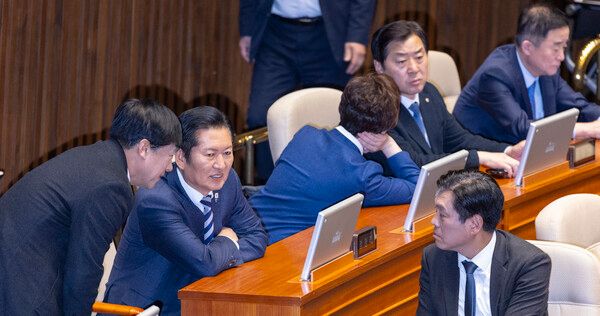 더불어민주당 정청래 대표(왼쪽 두 번째)와 이성윤 최고위원(왼쪽 첫 번째), 조승래 사무총장(왼쪽 아래)이 2일 국회에서 열린 2월 임시회 개회식에 참석해 대화하고 있다. [사진=연합뉴스]