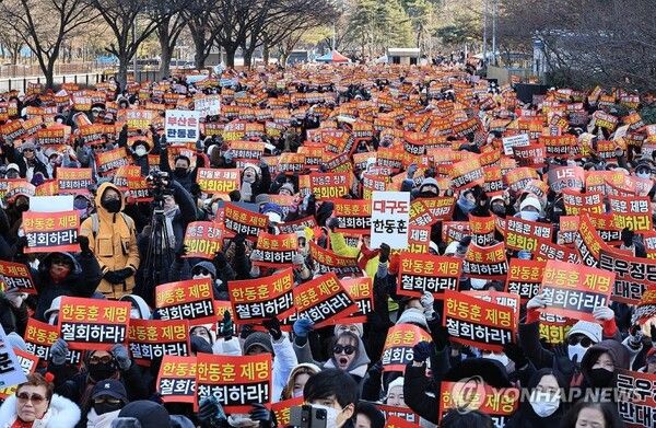 '제명 철회하라''장동혁 사퇴하라'…31일 여의도서 열린 한동훈 지지자 집회는 주최측 추산 10만명이 결집했다. [사진=연합뉴스]