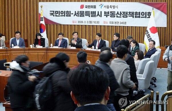 2일 국회에서 열린 '국민의힘-서울특별시 부동산정책협의회' 회의가 송언석 원내대표와&nbsp;오세훈&nbsp;서울시장의 발언 후 비공개로 전환되고 있다. [사진=연합뉴스]