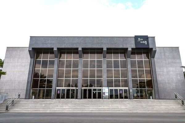 포스코 포항제철소가 지역 상생의 일환으로 '다시, 극장으로'를 슬로건으로 내걸고 명작 영화 상영프로그램을 운영한다. / 사진=포스코