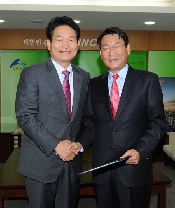 김교흥 의원(오른쪽)이 인천시 정무부시장 시절 송영길 당시 인천시장(왼쪽)과 악수를 나누고 있다. [사진=김교흥 의원실]