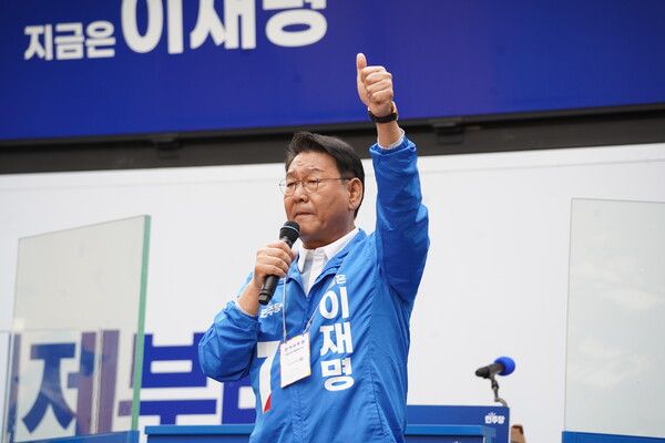 지난해 제21대 대통령선거에서 김교흥 의원이 이재명 당시 후보의 지지연설을 하고 있다.[사진=김교흥 의원실]