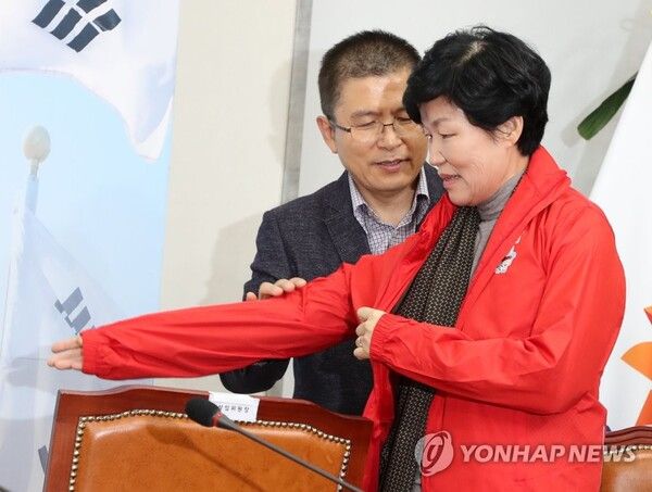 이진숙 전 방송통신위원장(오른쪽)과 황교안 자유와혁신 대표(왼쪽) 사진은 2019.10.31 국회에서 열린 '제1차 자유한국당 영입인재 환영식'에 당시 황교안 자유한국당 대표가&nbsp;이진숙&nbsp;전 대전MBC 사장에게 점퍼를 입혀주고 있다. [사진=연합뉴스]