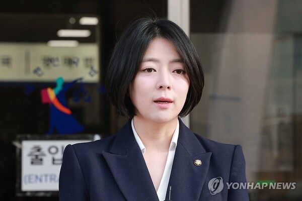 국민의힘&nbsp;배현진&nbsp;의원이 20일 서울 양천구 서울남부지방법원에 당 중앙윤리위원회가 본인에 대해 당원권 정지 1년 처분을 내린 것과 관련해 효력 정지 가처분 신청을 하며 입장을 밝히고 있다. [사진=연합뉴스]