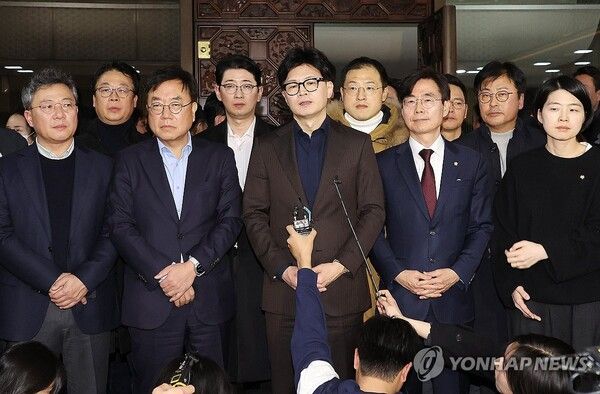 윤석열 대통령이 3일 밤 긴급성명을 통해 비상계엄을 선포한 가운데 4일 새벽 서울 영등포구 여의도 국회에서 국민의힘&nbsp;한동훈&nbsp;대표가 입장을 밝히고 있다. 2024.12.4 [사진=연합뉴스]