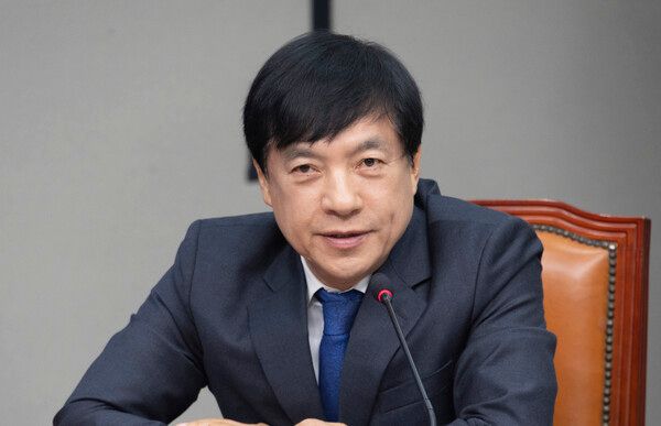 이성윤 더불어민주당 최고위원은 20일 라디오 인터뷰에서 윤석열 전 대통령이 내란우두머리죄 1심 결심 재판에서 법정 최저형인 '무기징역'이 선고된 데 대해 