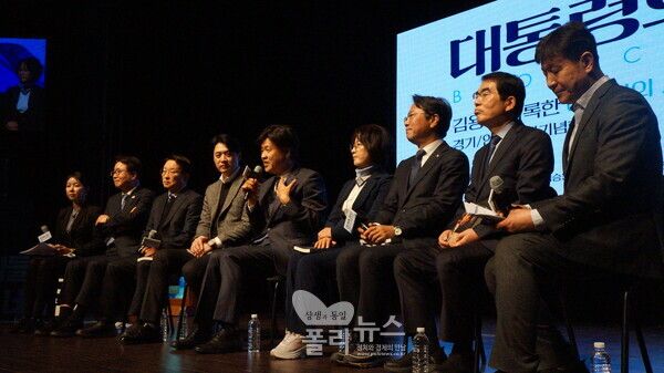 20일 열린 '대통령의 쓸모' 출판기념회 중 토크콘서트 장면. [사진=박비주안 기자]