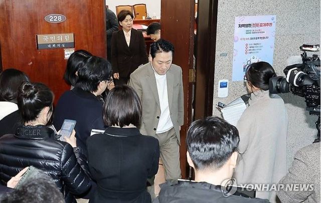 주말 비공개 최고위 마친 장동혁 대표와 최고위원들 (서울=연합뉴스) 이동해 기자 = 국민의힘 장동혁 대표를 비롯한 최고위원들이 22일 국회에서 열린 비공개 최고위원회의를 마친 뒤 이석하고 있다. 2026.2.22 [사진=연합뉴스]