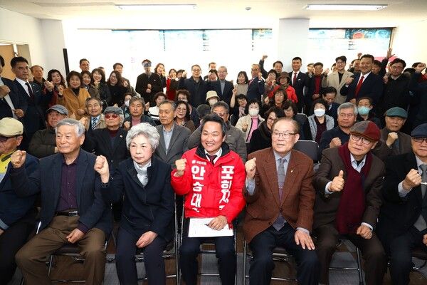 안승대 포항시장 선거 예비후보가 21일&nbsp;대경일보 6층 선거사무소에서 개소식을 열고 본격적인 선거 행보에 나섰다. / 사진=안승대 포항시장 선거 예비후보 사무실