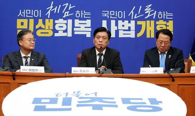 더불어민주당 조승래 사무총장이 22일 국회에서 '6.3 지방선거 D-100일' 기자회견을 하고 있다. [사진=연합뉴스]