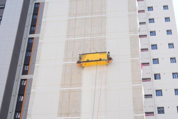 국토교통부 건설 신기술로 지정된 현대엔지니어링의 '외벽 도장 로봇'. 사진=현대엔지니어링